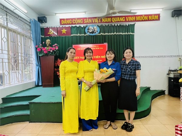 Lễ kết nạp Đảng viên mới (đồng chí Nguyễn Thị Thu Lan)